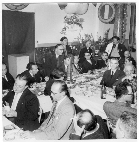 Alès. Banquet au lycée Jean-Baptiste Dumas. Discours du Président de la Chambre de Commerce, Albert Champeyrache. Roger Roucaute est assis, une cigarette en coin