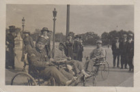 Retour de guerre à Paris. 3 soldats en fauteuil roulant